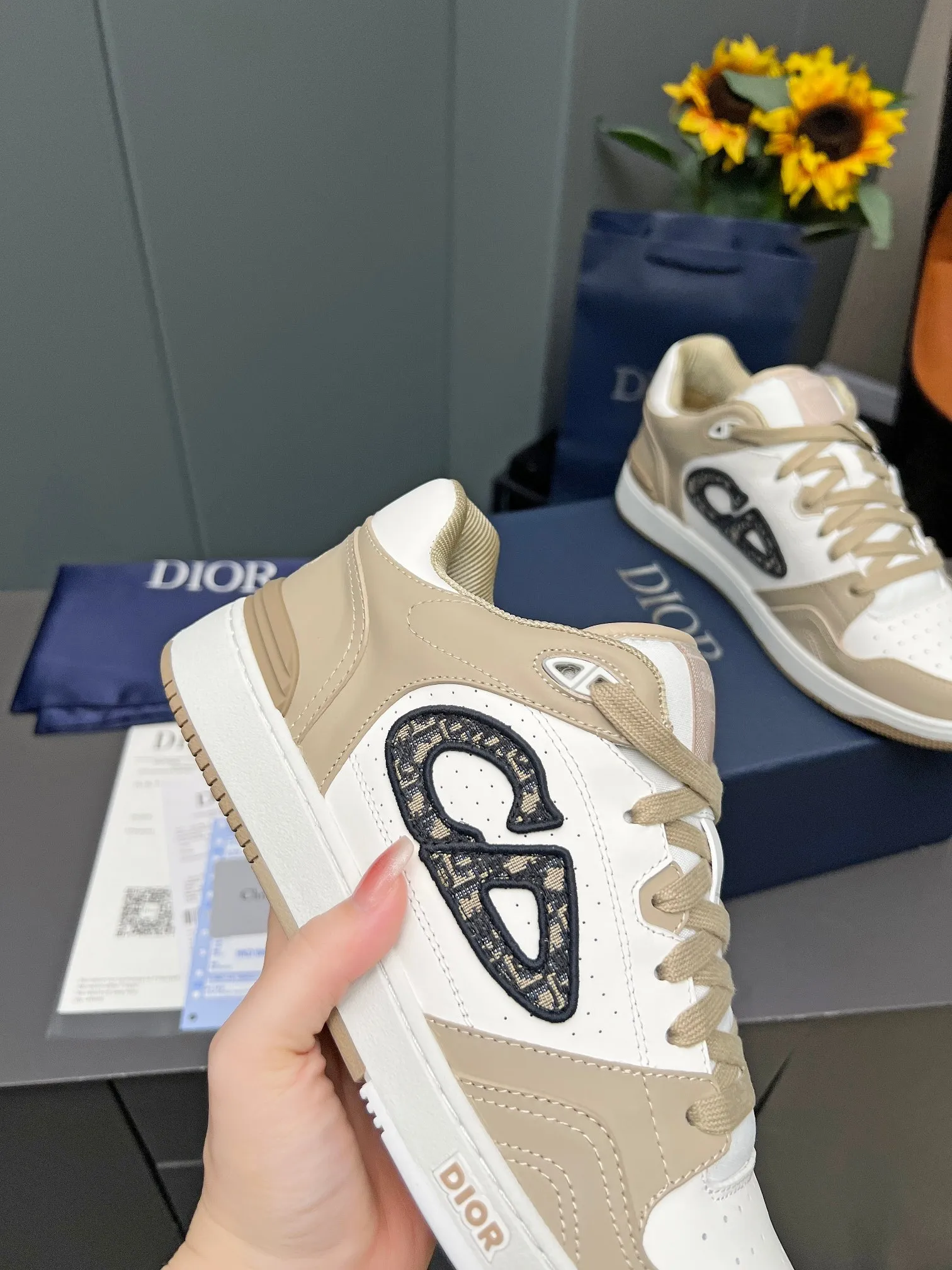Men's Men's Shoes 💰600 Dior DiorB57 top version of low-top sneakers! ! ! Navy blue with beige smooth first-layer cowhide, fully oiled edges, T men's shoes 💰U outsole.  The 2024 autumn men's wear series has made a wonderful debut, a new classic item launched by Dior. Crafted from smooth first-grain cow leather in navy blue and beige, it's accented by a large leather heat-stamped CD logo on the sides. The distinctive laces of the same color match the color of the shoe body, and the opening and closing are decorated with various classic details on the tongue, sole and back side to enhance the style. The eyelet details, upper stitching and heel strip panels of the same color highlight the dynamic charm of its sports style. Exclusive two-color molded T men's shoes 💰U outsole is light, comfortable, non-slip and wear-resistant, the mesh lining and feet are customized with original colors, soft and breathable. Exquisite production technology highlights the grade, and can be matched with all kinds of clothing to create a refined look.